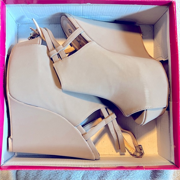 Nude wedges size 8 1/2 - Picture 1 of 2